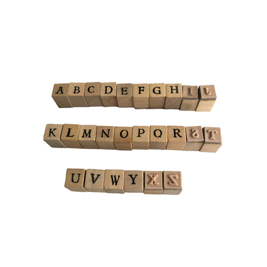 Stempelset mit Buchstaben des Alphabets