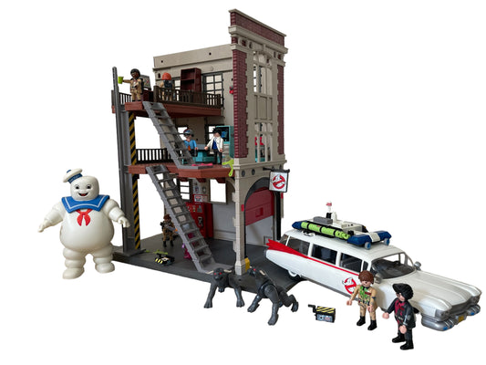 Ensemble Playmobil Ghostbusers 3 en 1 comprenant : Caserne de pompiers Ghostbusters, Voiture d'escouade Ghostbusters et Stay Puft Mashmallow Man