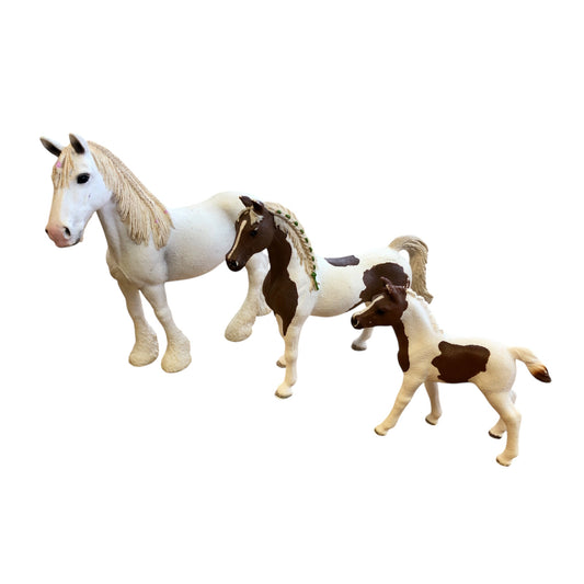 Schleich - Set mit Pferdemama, Pferdebaby und großem weißen Hengst